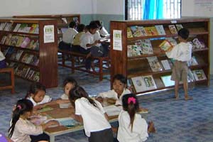 Kinder in einer von Room to Read gegrndeten Schulbibliothek