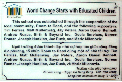 Beispiel eines Widmungsschildes fr eine Room to Read Schule in Vietnam
